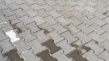 Caddedeki gri desenli kaldırım taşı manzarası 