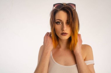 Stüdyoda poz veren güzel bir kadın.. 