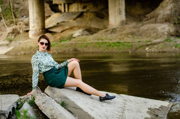 晴れた日に川の近くにポーズをとる美しい魅力的な女性 — ストック写真