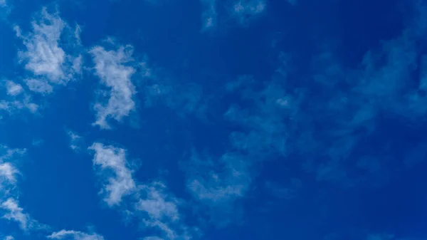 Mavi Gökyüzü Arka Plan Üzerinde Beyaz Kabarık Bulutlar — Stok fotoğraf