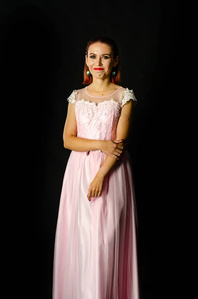 Hermosa Mujer Con Rosa Largo Vestido Posando Sobre Fondo Oscuro — Foto de Stock