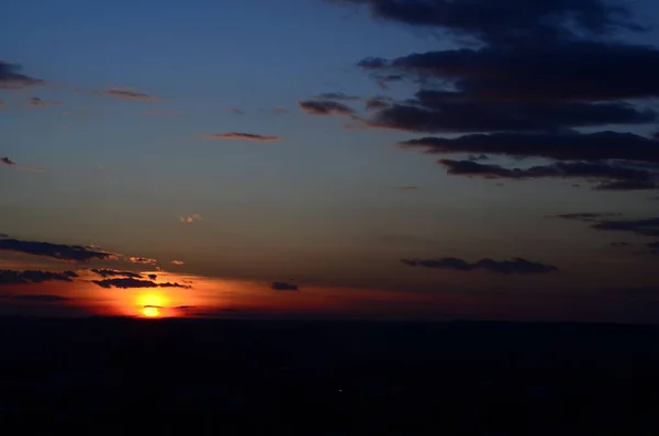 Prado Verde Sob Céu Por Sol Com Nuvens — Fotografia de Stock