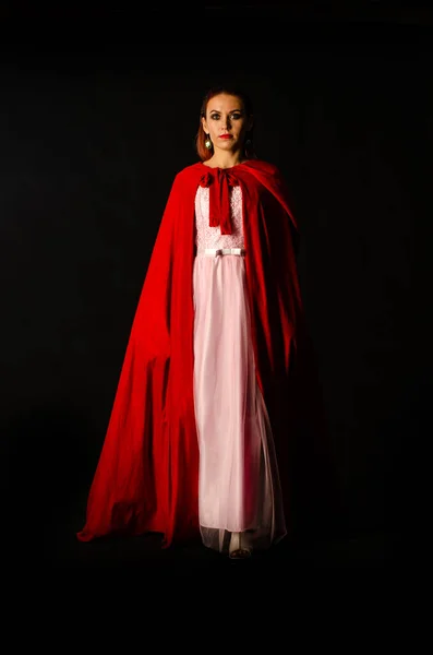 Koyu Arkaplanda Kırmızı Pelerinli Güzel Bir Kadın Dramatik Fantastik Bir — Stok fotoğraf