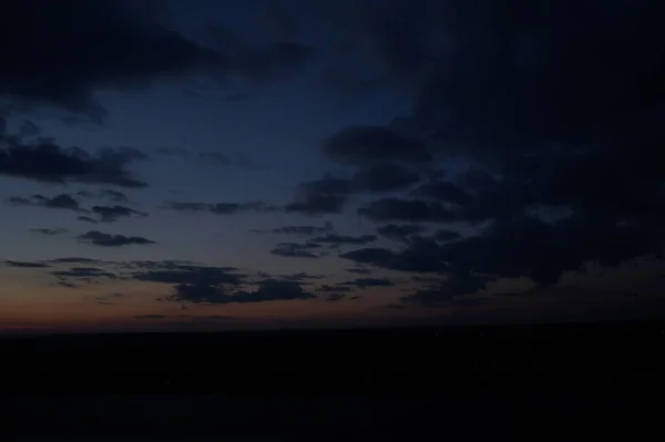 Groene Weide Onder Zonsondergang Hemel Met Wolken — Stockfoto