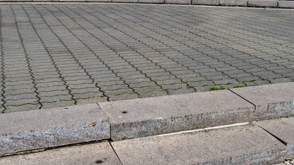 街上灰蒙蒙的人行道瓷砖景观 — 图库照片