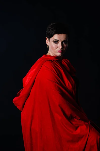 Vacker Kvinna Röd Mantel Studio Rödluvan Kvinna Dramatisk Och Fantastisk — Stockfoto