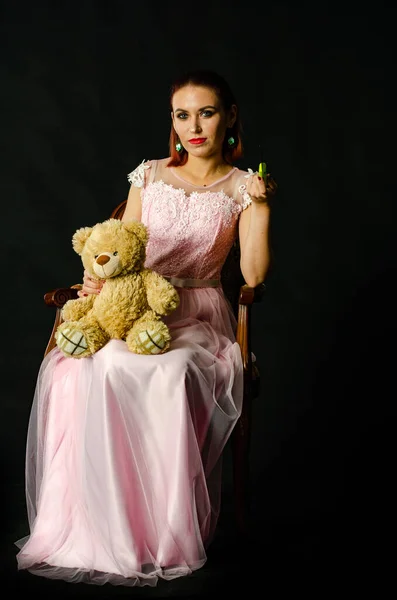 Прекрасная Рыжая Женщина Милом Розовом Платье Игрушечным Медведем Ножом Руках — стоковое фото
