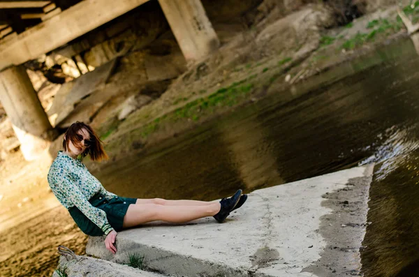 Hermosa Mujer Atractiva Posando Cerca Del Río Día Soleado — Foto de Stock