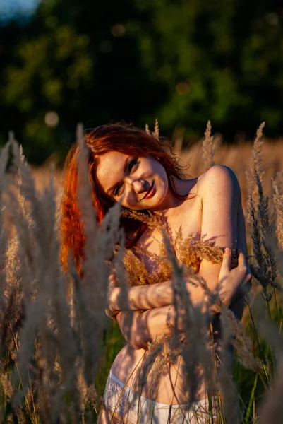 Rudovlasá Krásná Žena Pózující Trávě Louce — Stock fotografie