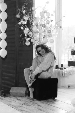 Süslü stüdyoda poz veren uzun saçlı güzel bir kadın.   