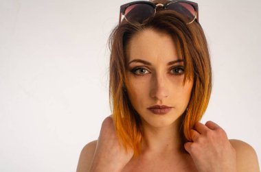 Stüdyoda poz veren güzel bir kadın.. 