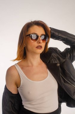 Stüdyoda poz veren güzel bir kadın.. 