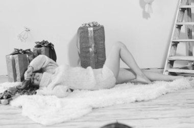 Süslü stüdyoda poz veren uzun saçlı güzel bir kadın.   