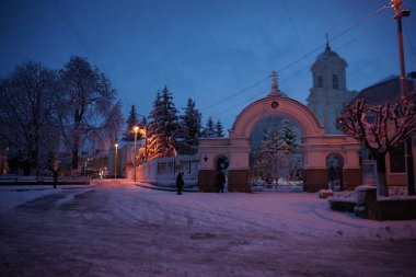 Sabahları karlı kış şehri