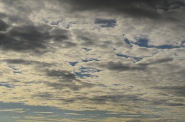 Bulutlara yakın mavi gökyüzü.