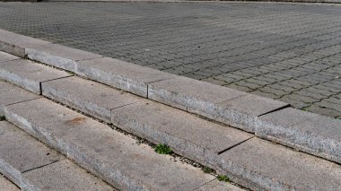 Caddedeki gri desenli kaldırım taşı manzarası 