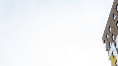 Bulutlu mavi gökyüzü ve inşa bölümü