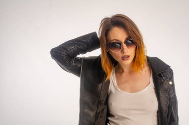 Stüdyoda poz veren güzel bir kadın.. 