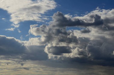 Bulutlara yakın mavi gökyüzü.