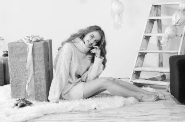 Süslü stüdyoda poz veren uzun saçlı güzel bir kadın.   