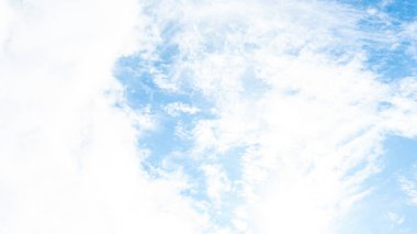 Mavi gökyüzü arka plan üzerinde beyaz kabarık bulutlar  