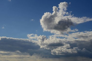 Bulutlara yakın mavi gökyüzü