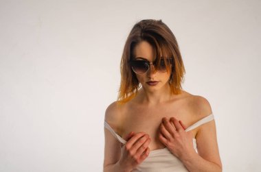 Stüdyoda poz veren güzel bir kadın.. 