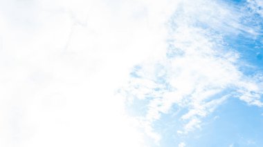 Mavi gökyüzü arka plan üzerinde beyaz kabarık bulutlar  