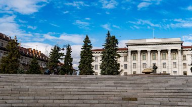 Şehir meydanının güzel manzarası 