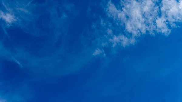 Mavi Gökyüzü Arka Plan Üzerinde Beyaz Kabarık Bulutlar — Stok fotoğraf