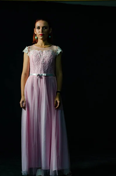 Pembe Uzun Elbiseli Güzel Bir Kadın Karanlık Stüdyo Arka Planında — Stok fotoğraf