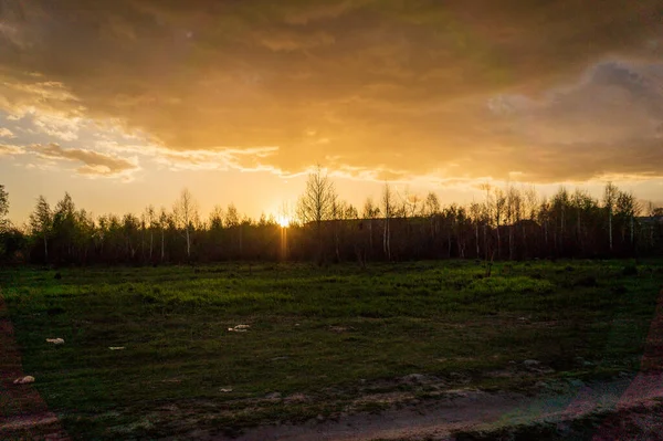 Grön Äng Solnedgången Himmel Med Moln — Stockfoto