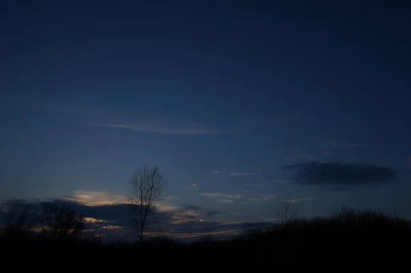 Zielona Łąka Pod Zachodem Słońca Niebo Chmurami — Zdjęcie stockowe