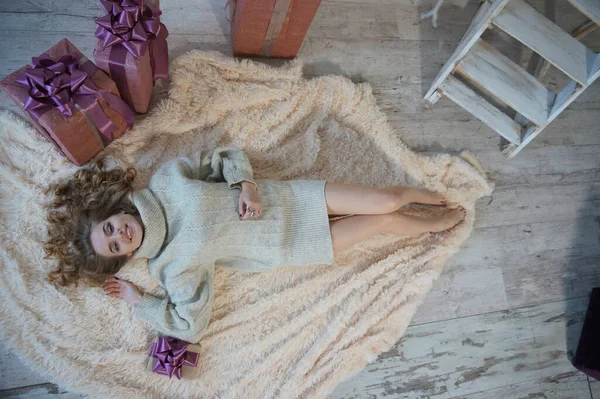 Hermosa Mujer Con Pelo Largo Vestido Posando Estudio Festivamente Decorado —  Fotos de Stock