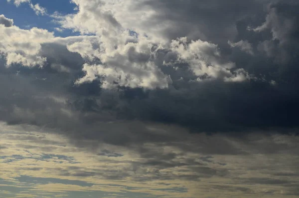 Bulutlara Yakın Mavi Gökyüzü — Stok fotoğraf