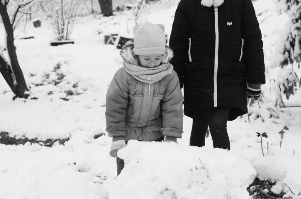 Little Girls Playing Winter Park — Stok fotoğraf