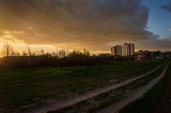 Prairie Verte Sous Coucher Soleil Ciel Avec Des Nuages — Photo