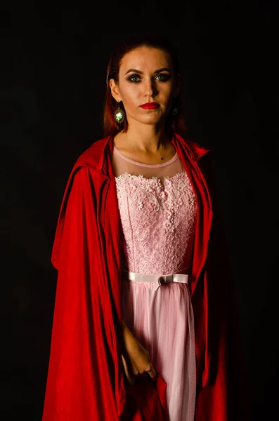 Красива Жінка Червоному Плащі Темному Тлі Драматична Фантастична Зйомка — стокове фото