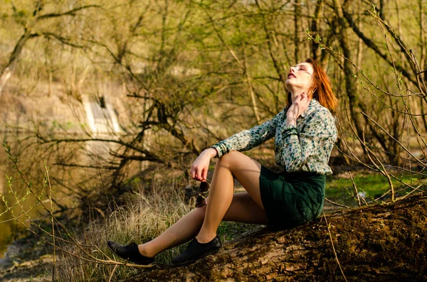 Schöne Attraktive Frau Posiert Auf Der Wiese Bei Sonnigem Tag — Stockfoto