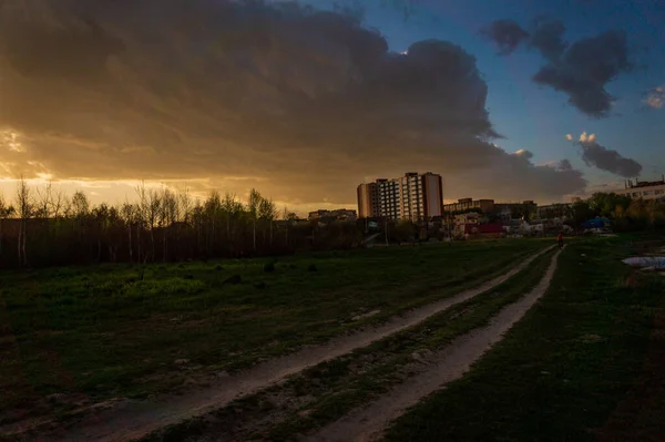 Groene Weide Onder Zonsondergang Hemel Met Wolken — Stockfoto