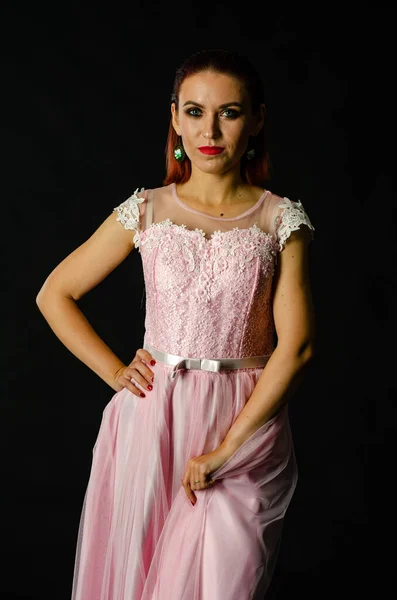 Mooie Vrouw Met Roze Lang Jurk Poseren Donkere Studio Achtergrond — Stockfoto