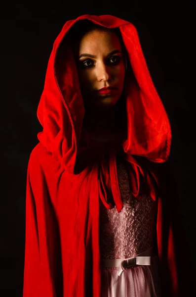 Hermosa Mujer Capa Roja Sobre Fondo Oscuro Dramático Fantástico Rodaje — Foto de Stock