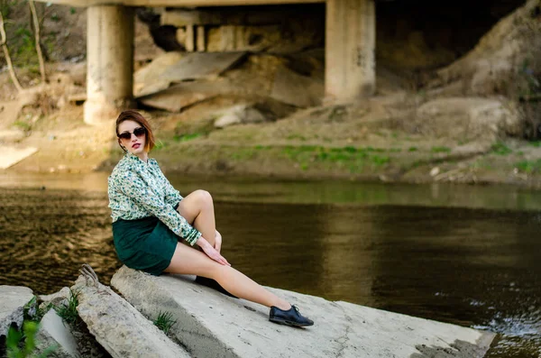 晴れた日に川の近くにポーズをとる美しい魅力的な女性 — ストック写真