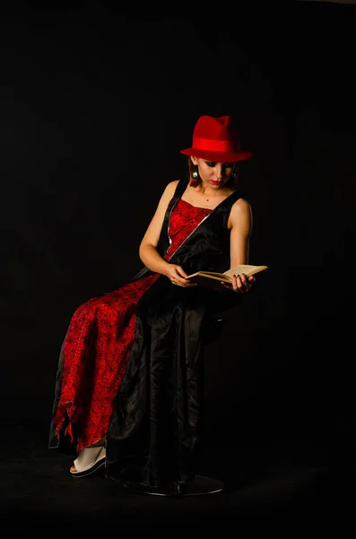 Πορτρέτο Μιας Πανέμορφης Κοκκινομάλλας Μάγισσας Μαύρο Φόρεμα Και Καπέλο Απόκριες — Φωτογραφία Αρχείου