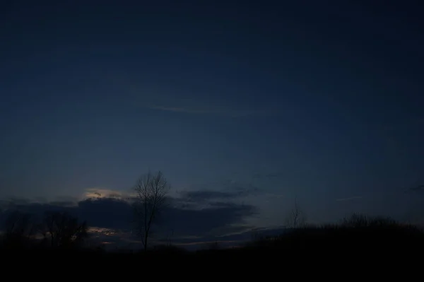Pradera Verde Bajo Cielo Del Atardecer Con Nubes — Foto de Stock