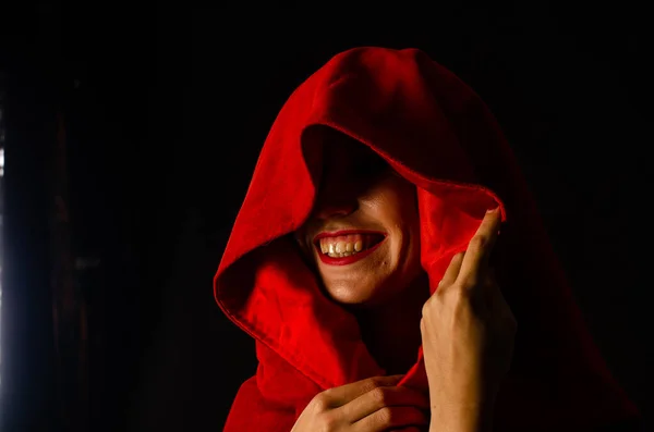 Hermosa Mujer Capa Roja Sobre Fondo Oscuro Dramático Fantástico Rodaje — Foto de Stock