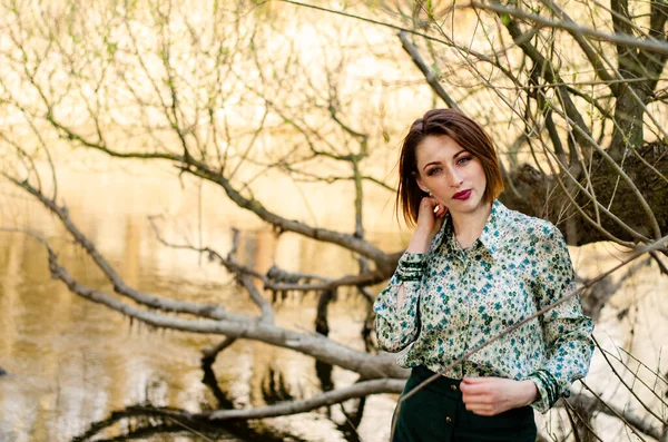 Bella Donna Attraente Posa Vicino Fiume Nella Giornata Sole — Foto Stock