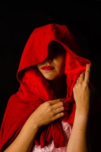 Hermosa Mujer Capa Roja Sobre Fondo Oscuro Dramático Fantástico Rodaje — Foto de Stock