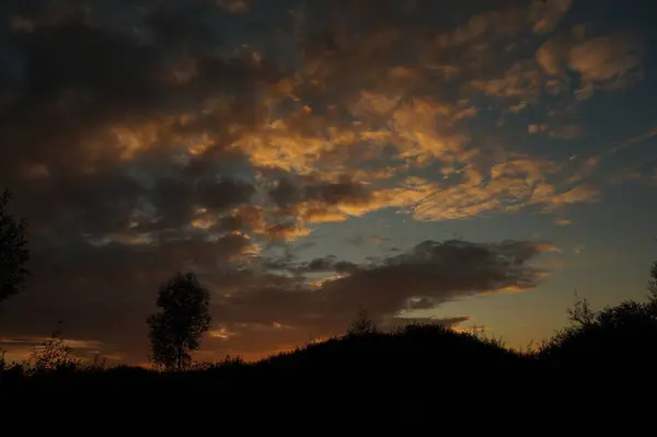 Prairie Verte Sous Coucher Soleil Ciel Avec Des Nuages — Photo