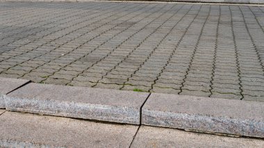 Caddedeki gri desenli kaldırım taşı manzarası 
